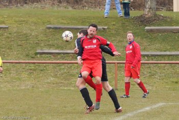 Patrick Gebhart im Zweikampf gegen einen Leutenbacher Stürmer
