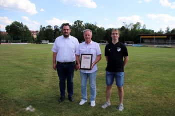 Beim SC Glückauf Auerbach geht die Verantwortung in andere Hände über: (von links) der scheidende Vorsitzende Jürgen Neubauer, der frisch ernannte Ehrenvorsitzende Franz Popp und der neue Mann an der Spitze, Florian Wiesneth. Bild: jma