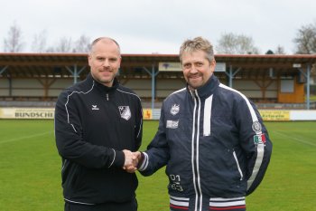 Fußball Abteilungsleiter Thomas Braun mit dem neuen Trainer Jürgen Kruse (re)