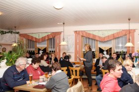 Bei der Jahreshauptversammlung des SC Glückauf Auerbach gab 2. Vorsitzende Karolin Braun im Auftrag des verhinderten Andre Gradl  den Saison Rückblick 2014. - Foto: K.H. Schmid