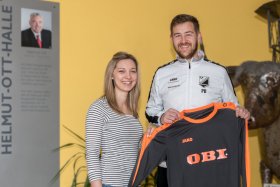 Trikot-Spende von OBI-Markt aus Pegnitz. Überreicht wurden die neuen Trikots durch die stellvertretende Marktleiterin Carmen Pöhner, welche durch den Kapitän Patrick Becker dankend entgegen genommen wurden.